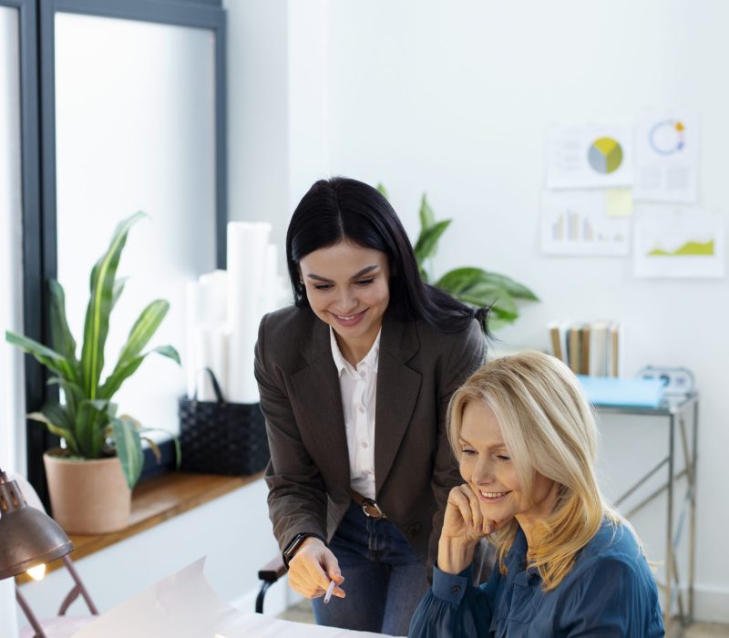 medium-shot-women-working-together